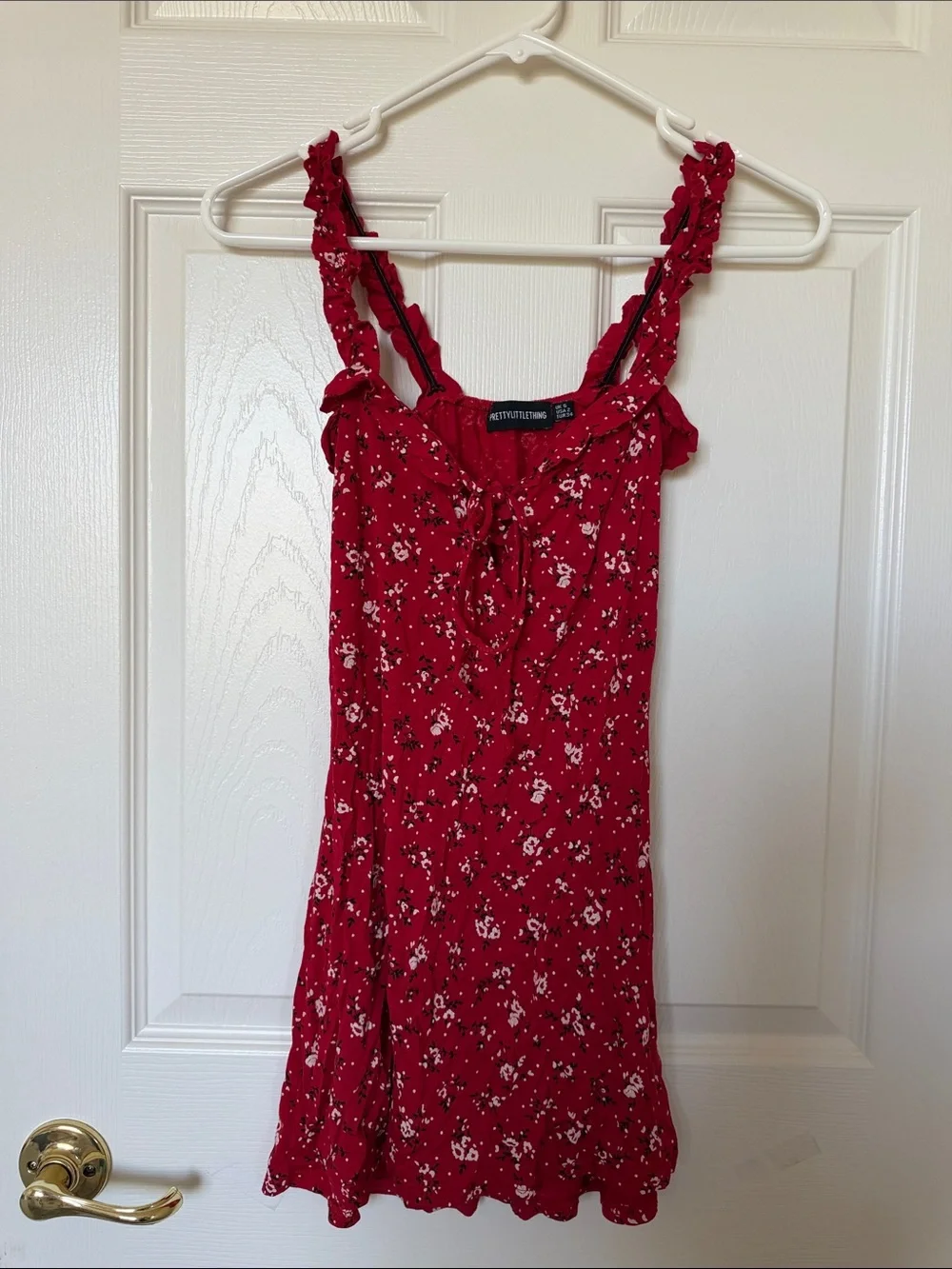 PrettyLittleThing Red Floral Ruffle Curtain Panel